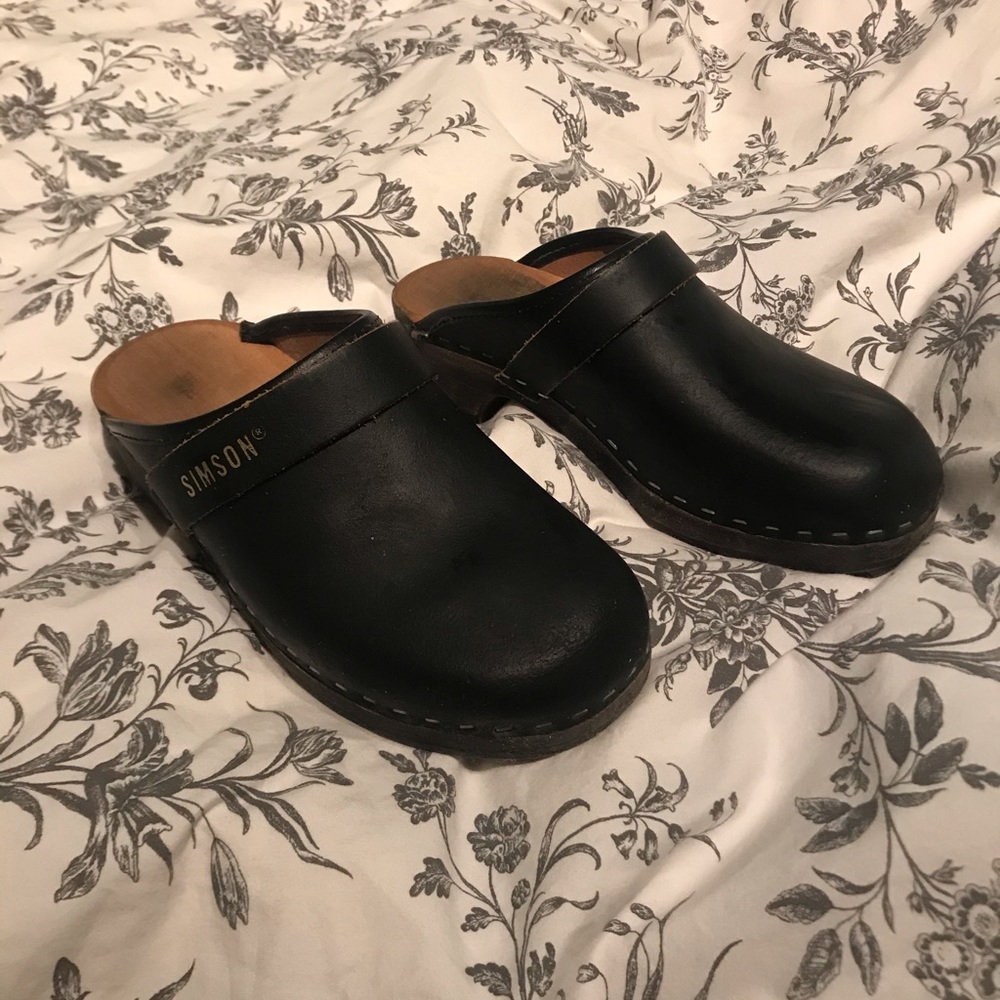 Dutch leather mules